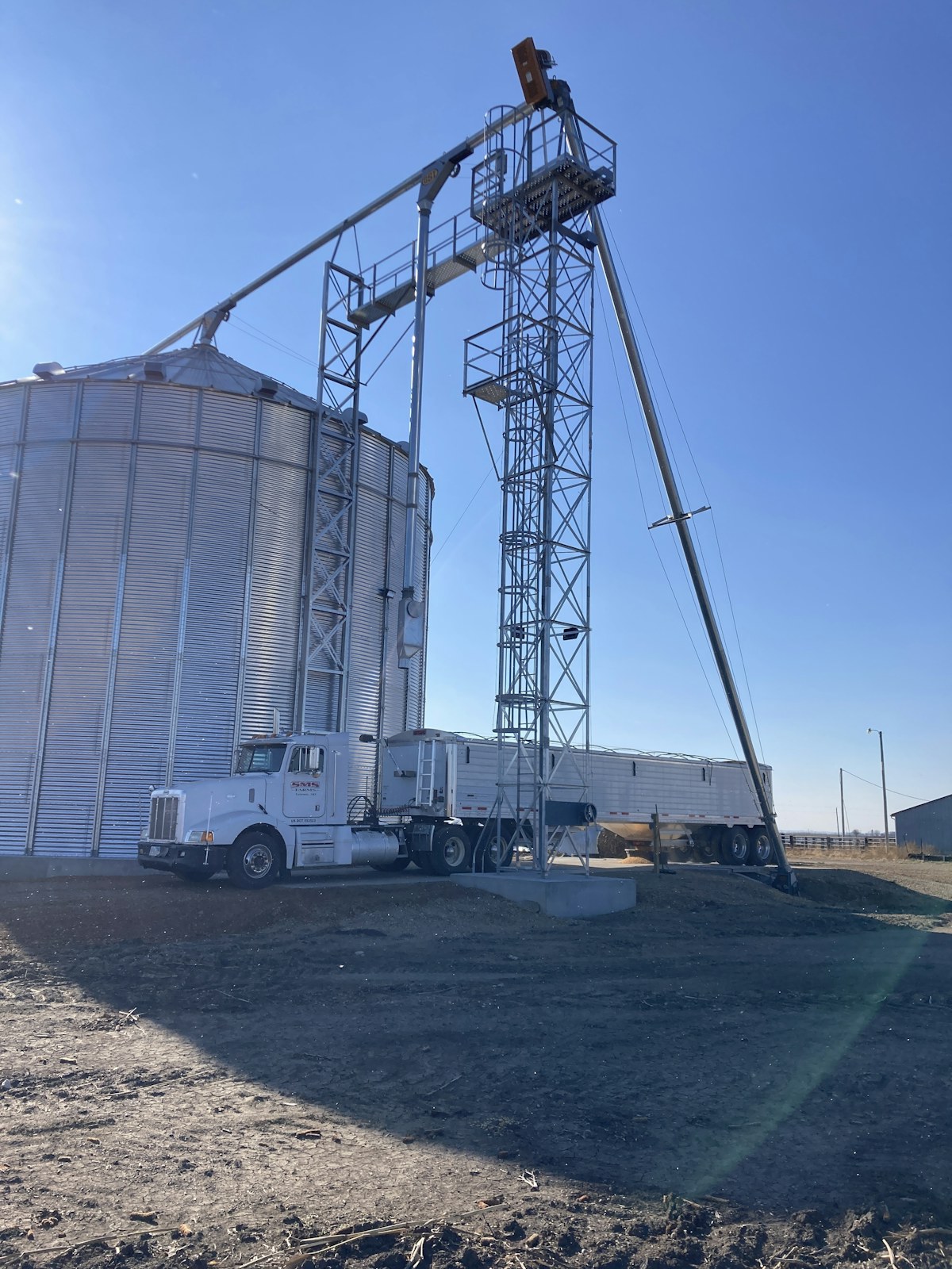 Grain system unload near Lennox, SD